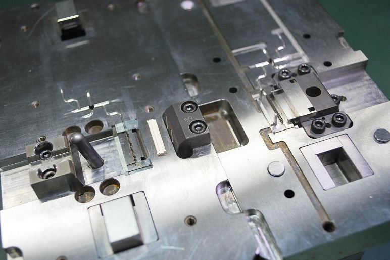 精度許容範囲2ミクロンで製作される精密金型