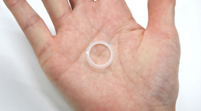 指先に3つ乗せることができるほどの小型整形品