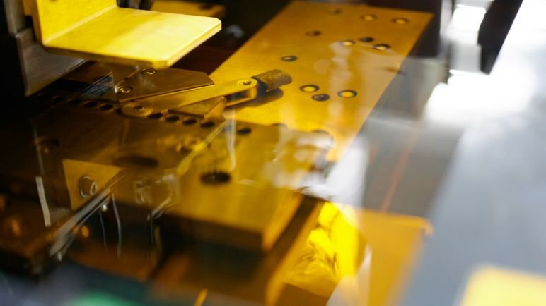 ⾦型/成形⼀貫体制