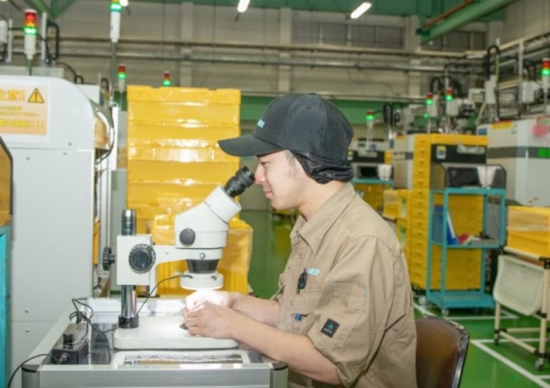 目視で行う抜取検査