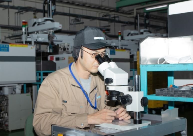 目視で行う抜取検査