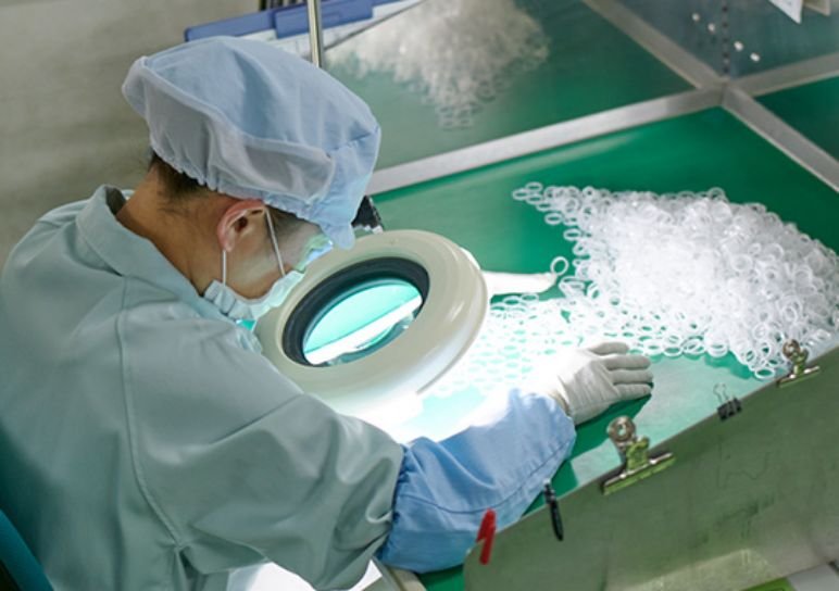 厳しい訓練を修了したスタッフによる目視検査