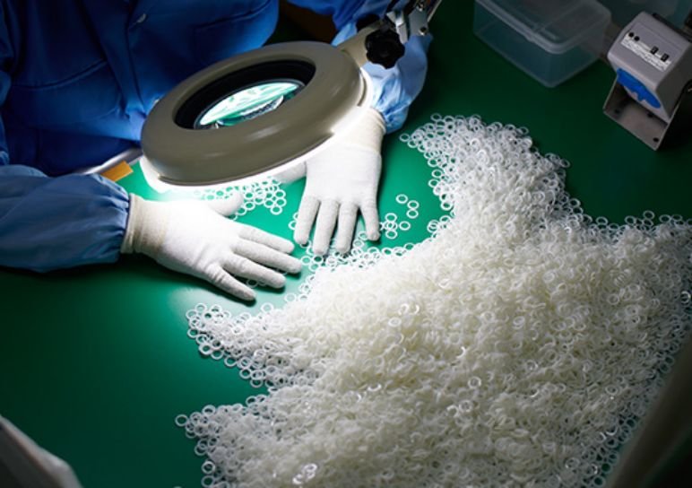 厳しい訓練を修了したスタッフによる目視検査