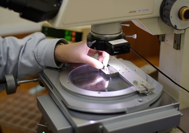 高精度な検査機器を用いた品質チェック